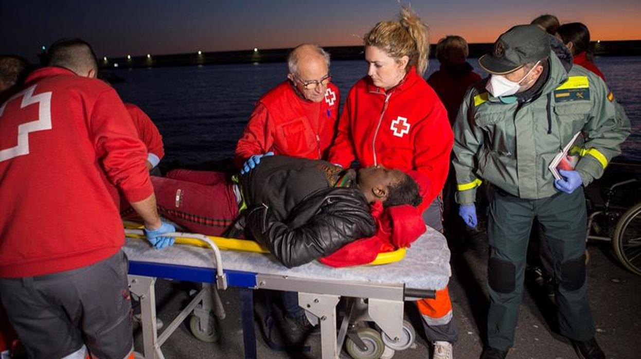 La mujer embaraza ha roto aguas tras ser rescatada durante su traslado a Motril