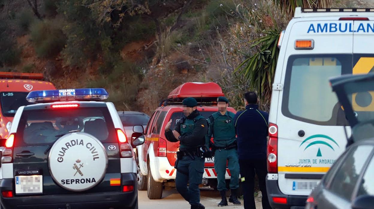 Agentes de la Guardia Civil y de Emergencias en la zona donde se está tratando de rescatar al niño