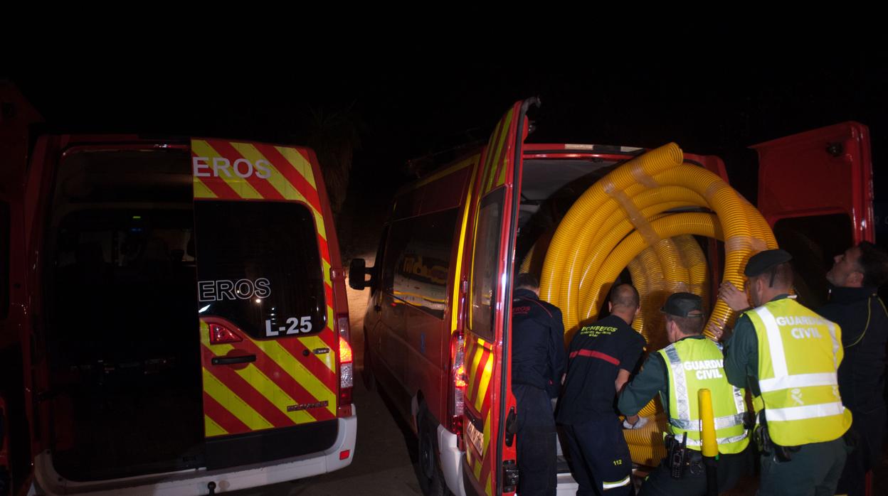 Llegada de material para la extracción a la finca donde está Julen atrapado