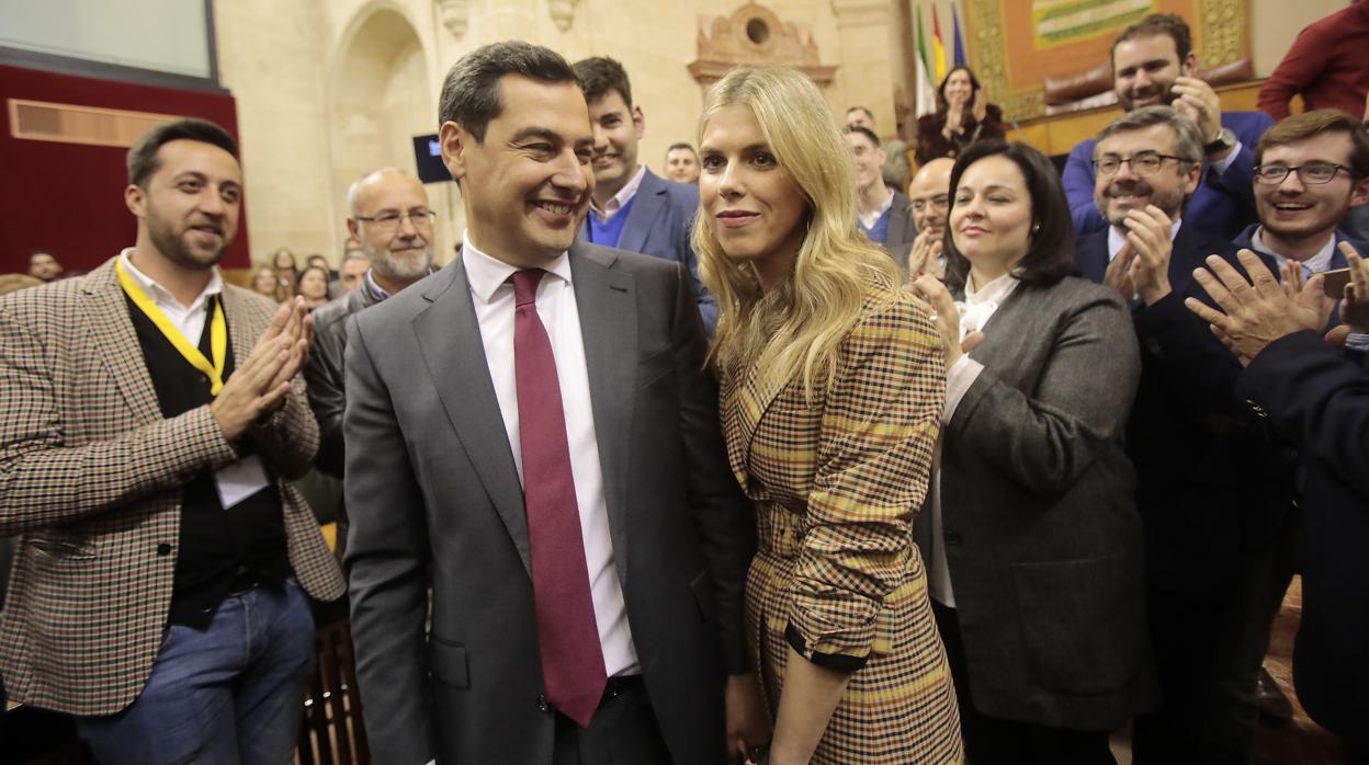 Juanma Moreno Bonilla y su esposa, Manuela Villena, tras la investidura del líder popular