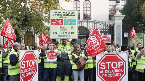 Protesta de los trabajadores de Cosmos ante Urbanismo