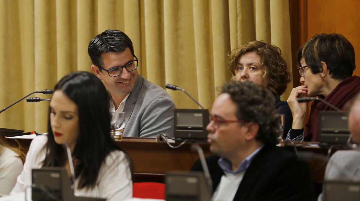 Pedro García sonríe a Amparo Pernichi en un Pleno municipal