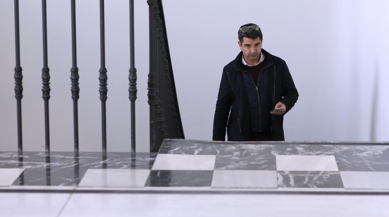 El presidente de la Gerencia de Urbanismo, Pedro García, sube las escaleras de la planta noble del organismo