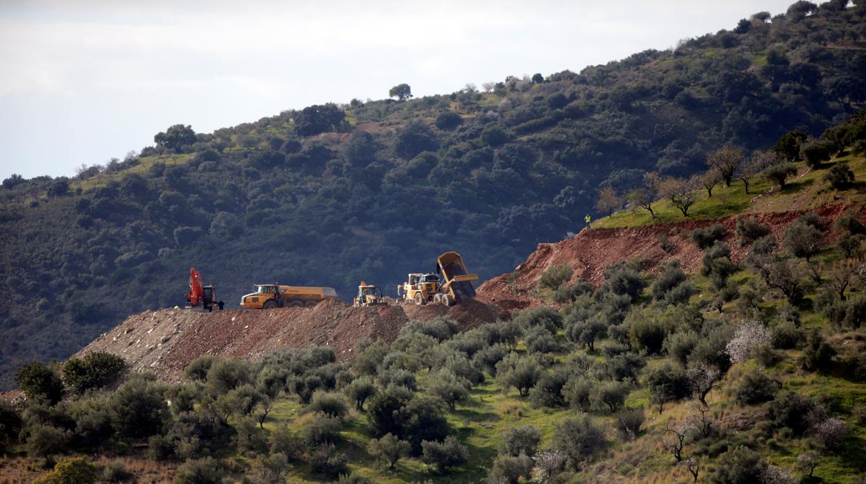 La maquinaria pesada retira tierras para iniciar las perforaciones con las que se intentará el rescate