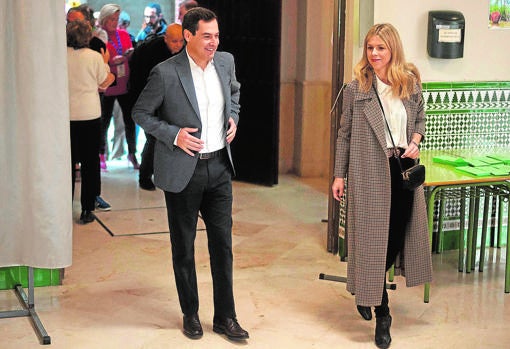 Entrando con Juanma Moreno a votar en un colegio de Málaga el ya histórico 2D