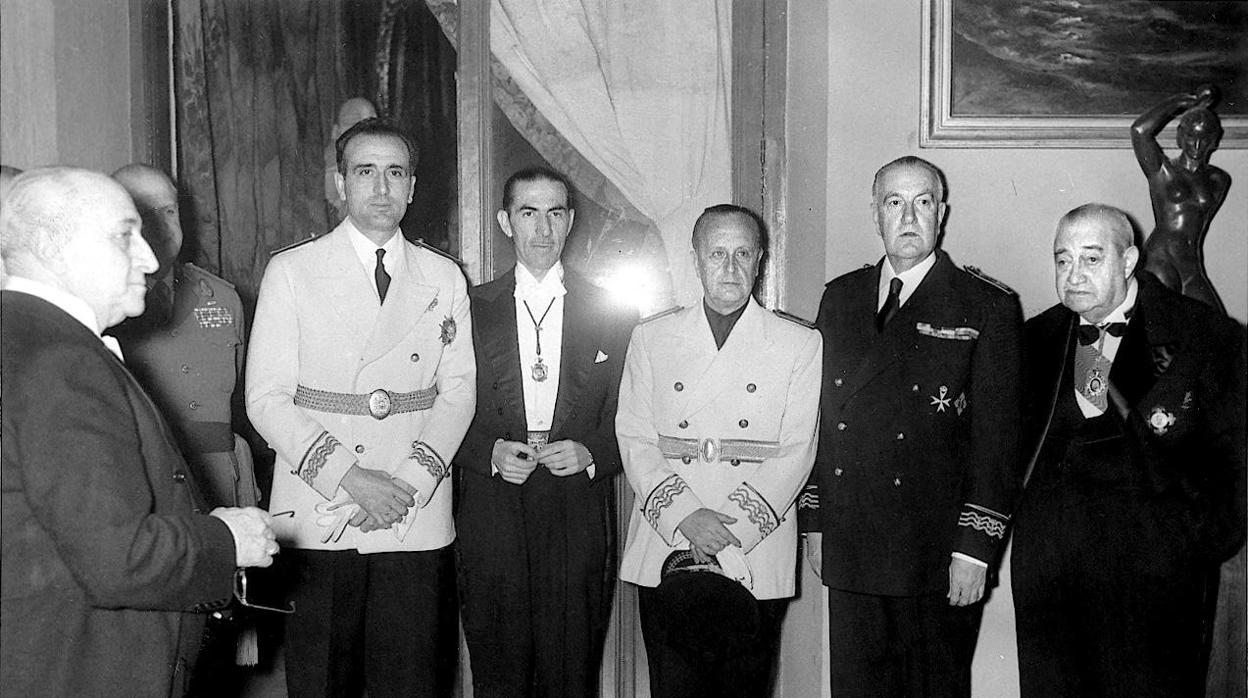 El Conde de Vallellano (segundo por la derecha), en Córdoba en 1955