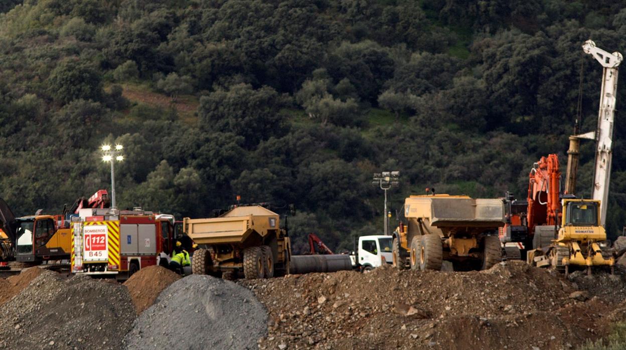 Los trabajos en Totalán, a última hora de la tarde de este sábado