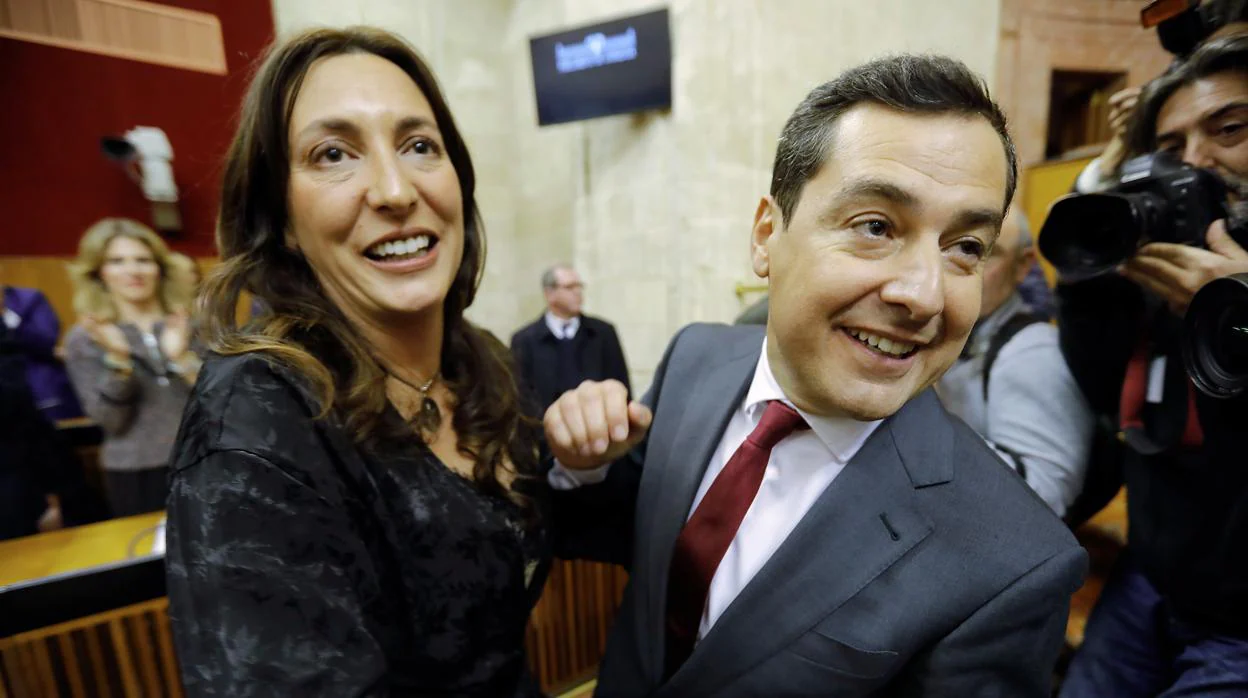 Loles López felicita a Juanma Moreno en el Pleno de Investiidura en el Parlamento andaluz