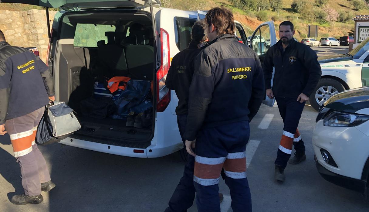 Llegada de la patrulla de Salvamento Minero de Asturias