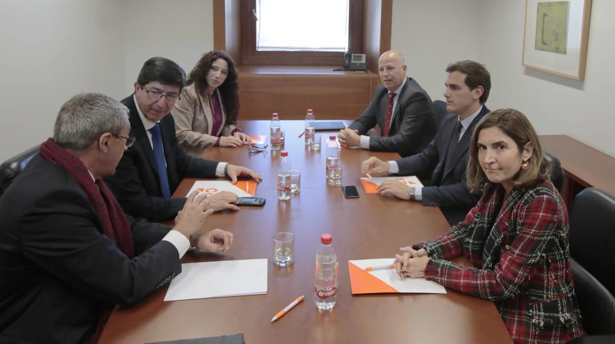 Albert Rivera, durante la reunión con los cinco consejeros de Ciudadanos en Andalucía