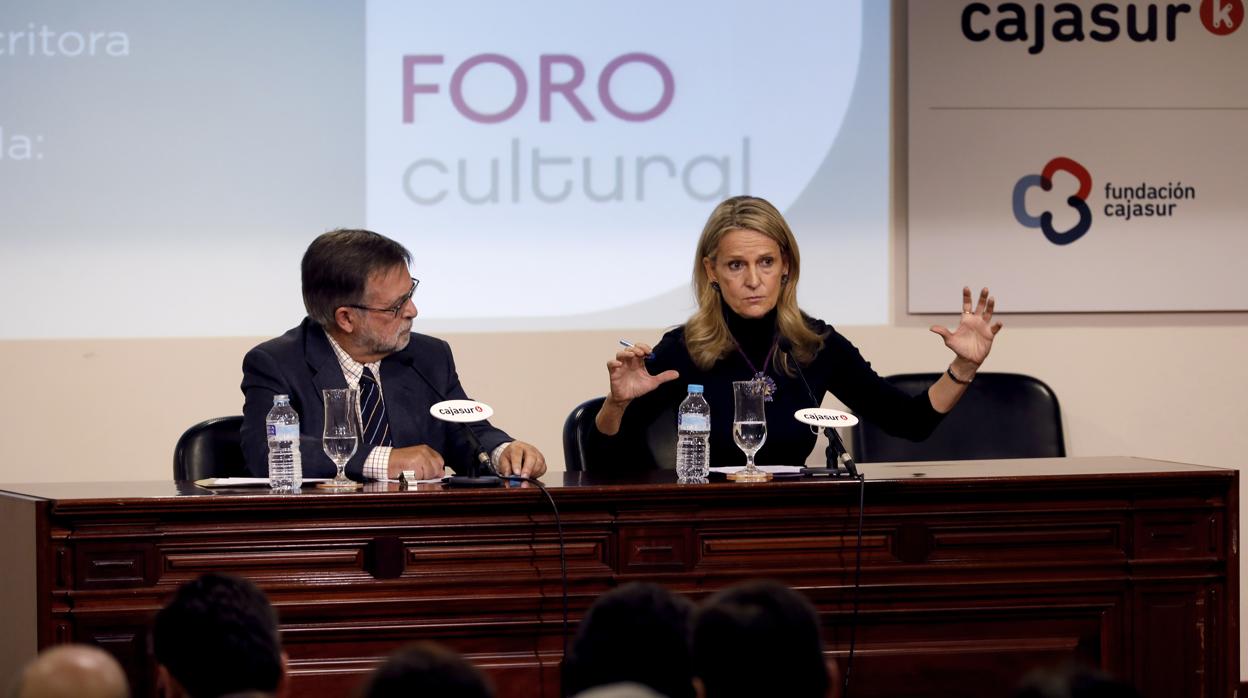 Isabel San Sebastián, con José Calvo Poyato, durante el Foro Cultural de ABC Córdoba