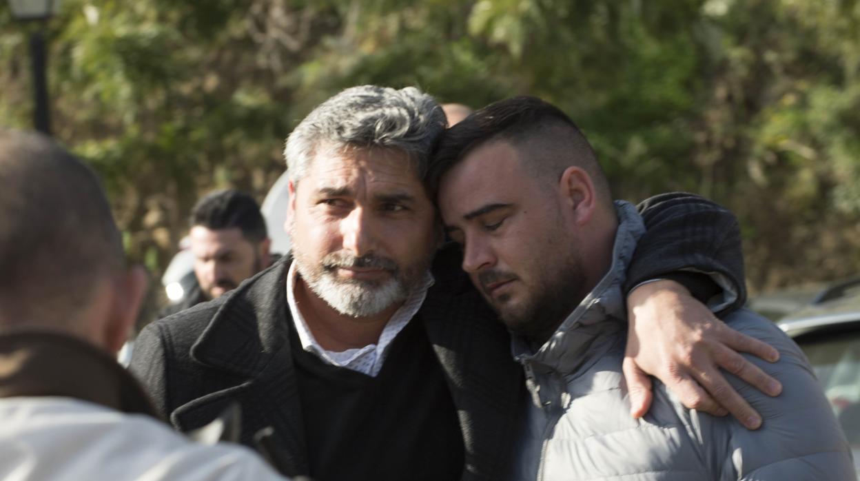 Juan José Cortés abraza a José, padre de Julen