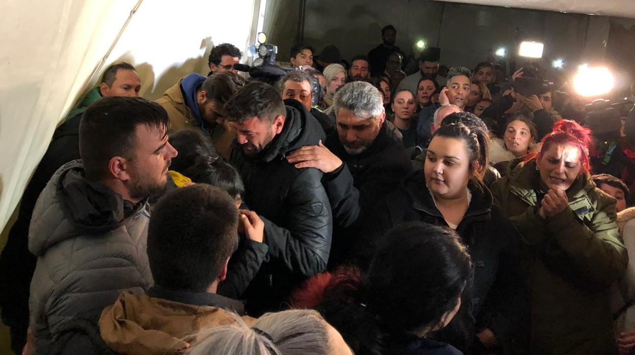 El padre y otros familiares de Julen, durante la vigilia