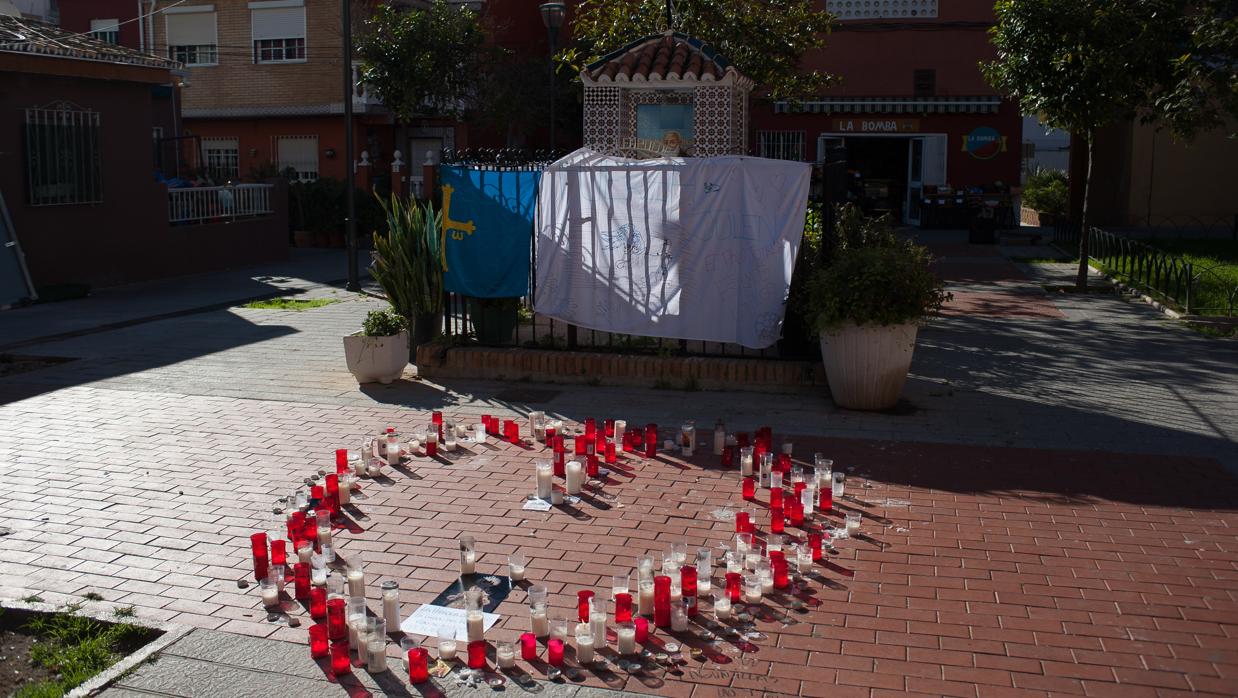 Los vecinos se vuelcan con Julen y su familia