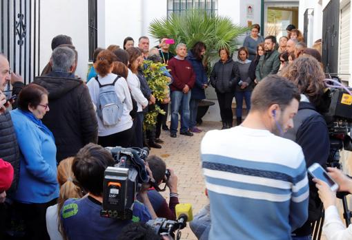 Vecinos de la localidad de Totalán guardan un minuto de silencio a las puertas del consistorio