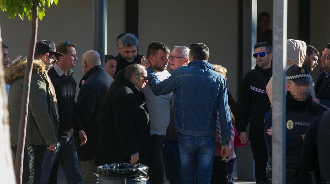 José Roselló (C) y Victoria García (4i), padres de Julen en el tanatorio