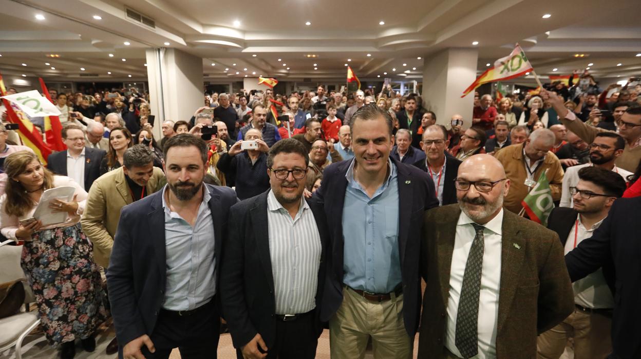 Dirigentes de Vox durante un mitin en Córdoba