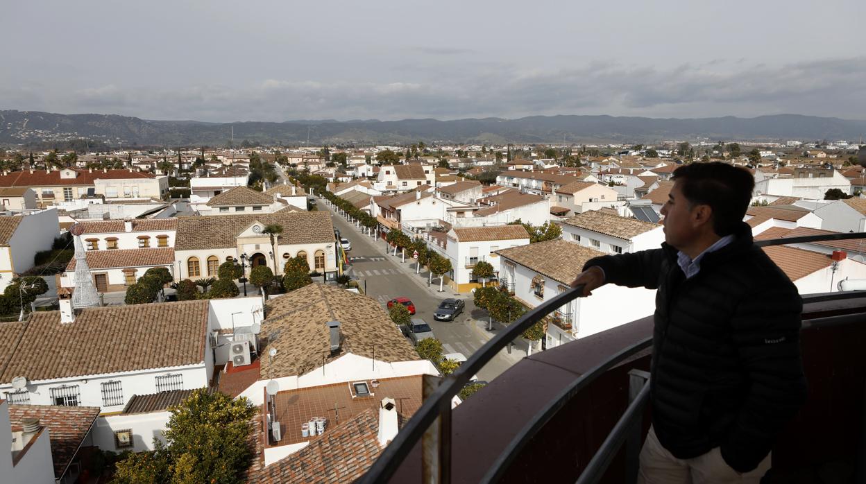 El alcalde de Encinarejo, Miguel Ruiz Madruga (PP), observa el pueblo
