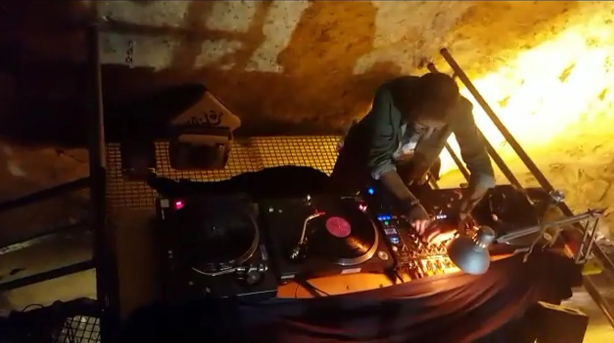 DJ en la mesa de mezcla del concierto organizado en la Cueva del Ángel de Lucena