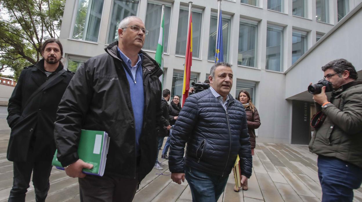 Los taxistas, este jueves antes de entrar en la reunión con la Consejería