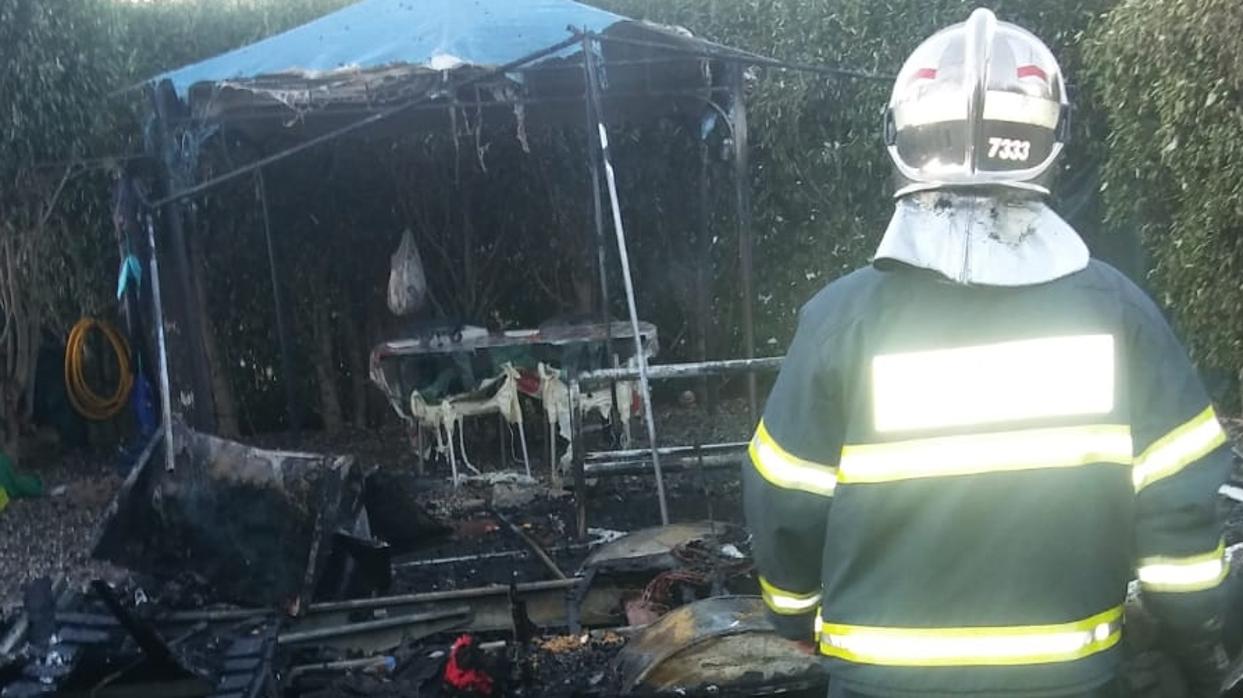 Una mujer y dos menores, heridos en el incendio de una caravana en un camping de Jimena