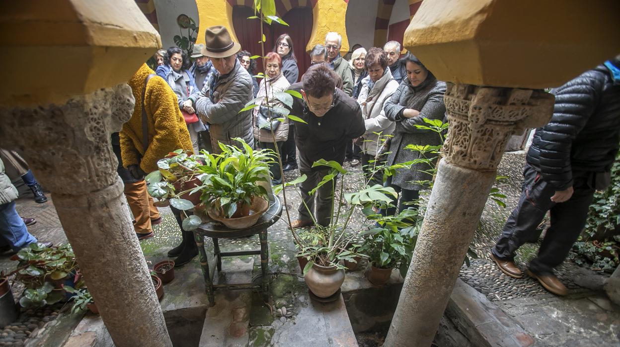 Visita a una vivienda con restos de baños árabes en la jornada de la Real Academia de Córdoba
