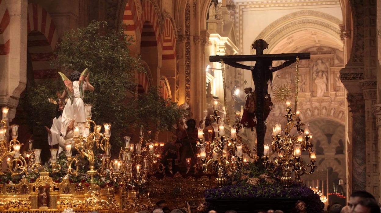 Varias imágenes de la Semana Santa de Córdoba en el interior de la Mezquita-Catedral en el Vía Crucis Magno