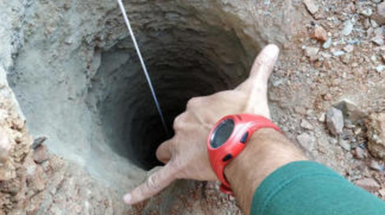 Evidencia de la poca anchura del pozo donde estaba enterrado Julen