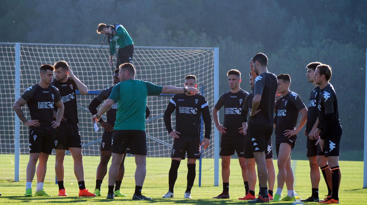 La plantilla del Córdoba CF en el entrenamiento en Montecastillo