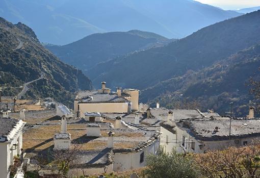 La mayoría de las casas de Bubión carecen de tejado y sus estructuras se basan en madera y piedra de pizarra.