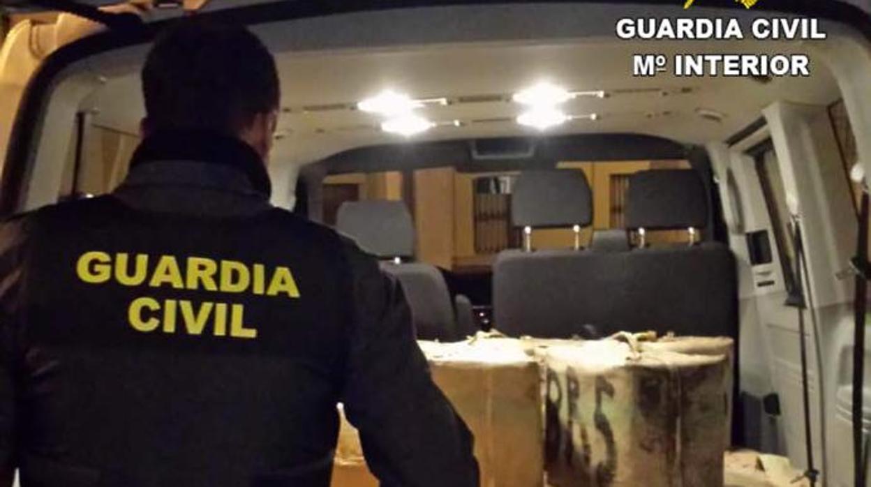 Un agente junto a la furgoneta cargada de droga