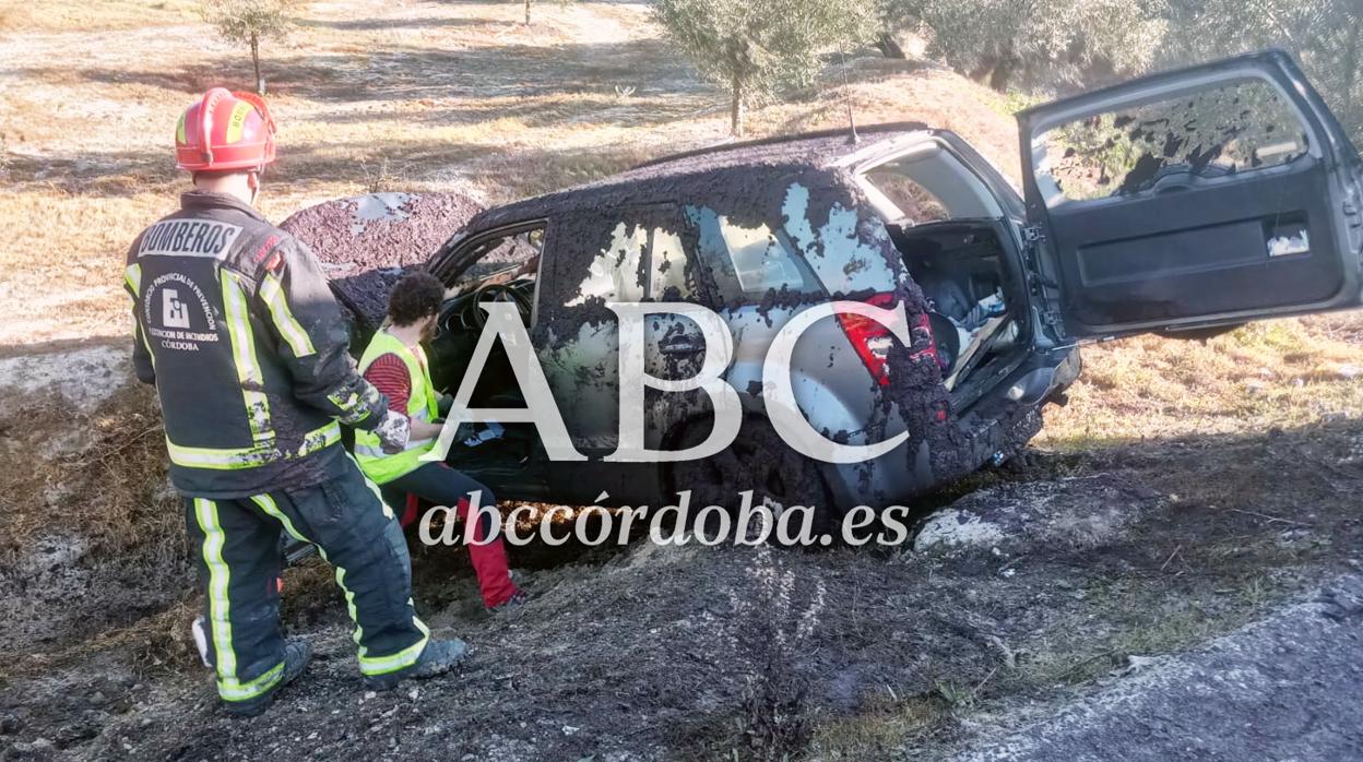 Imagen del vehículo accidentado en Baena con el camión en la N-432