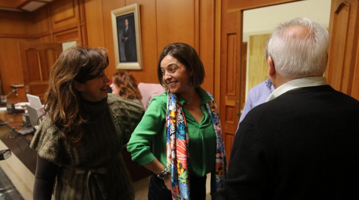La alcaldesa y la edil Mar Téllez en un Pleno municipal