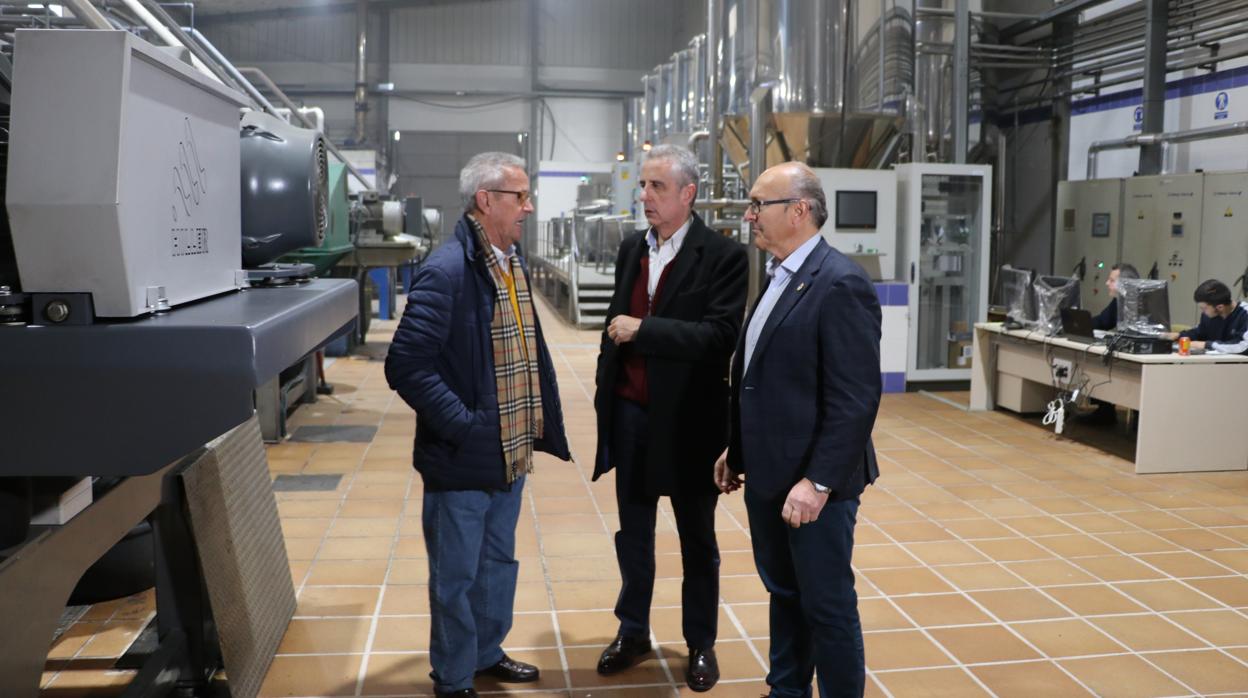 El alcalde de Lucena (centro) en su visita a la cooperativa Nuestra Señora de Araceli