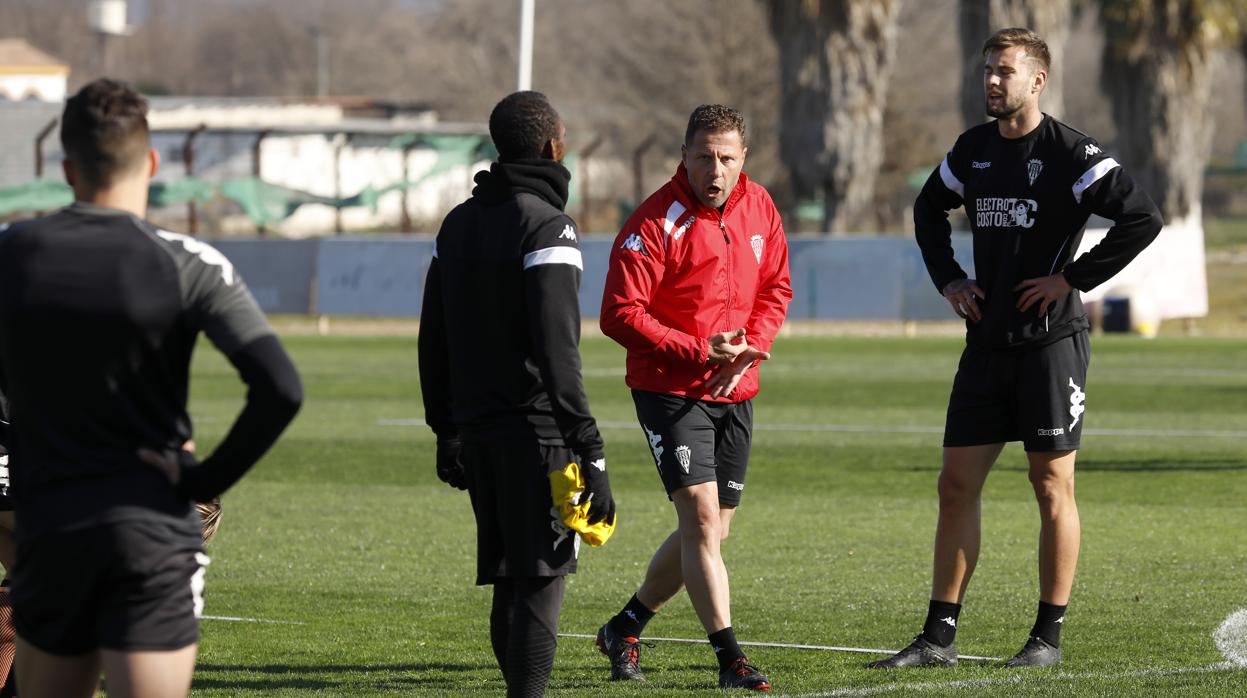 El entrenador del Córdoba CF, Curro Torres, durante el entrenamiento