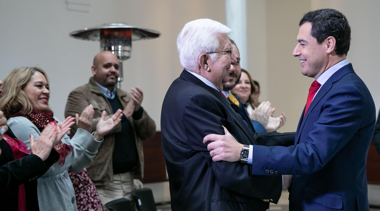 El presidente de la Junta, Juanma Moreno, recibe a una representación de asociaciones venezolanas