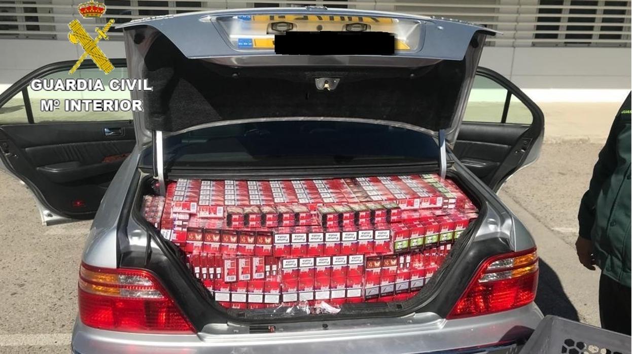 Uno de los vehículos cargados de tabaco intervenidos en la Aduana de La Línea