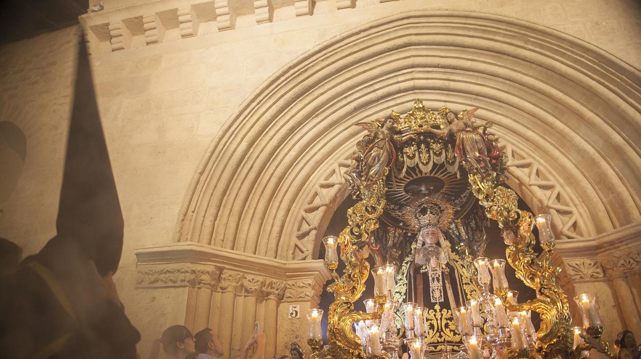 Salida de Nuestra Señora Madre de Dios en sus Tristezas desde la parroquia de San Lorenzo Mártir