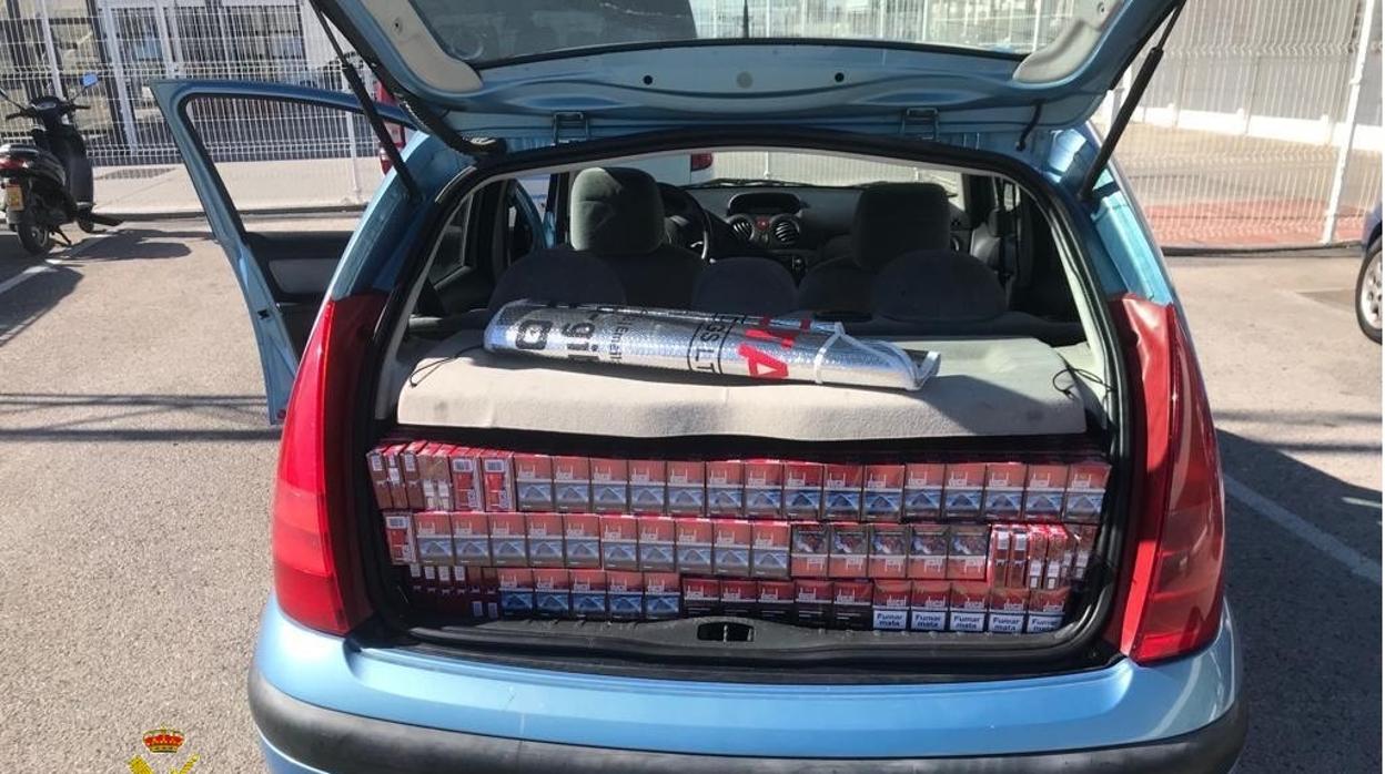 Uno de los tres vehículos cargados de tabaco intervenidos esta semana en la Aduana de La Línea