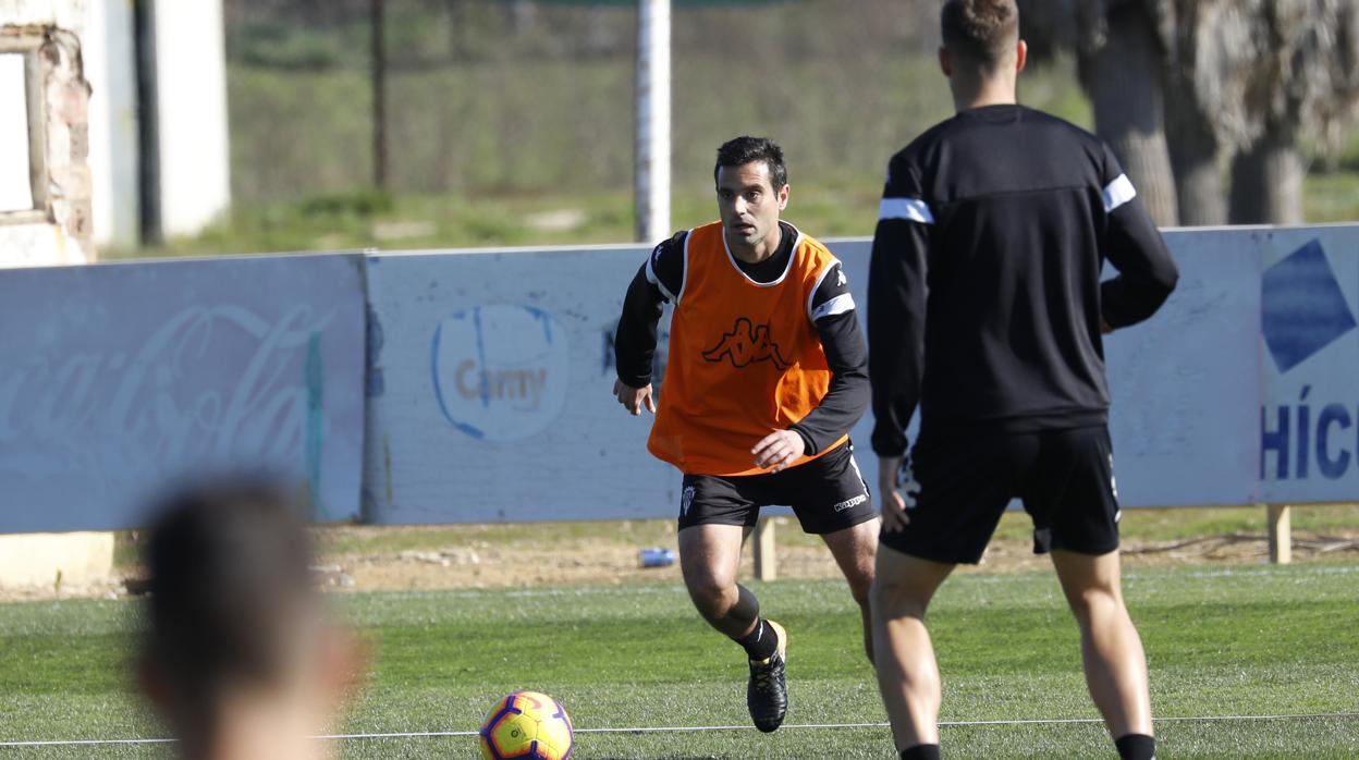 Miguel Flaño conduce el balón en el entrenamiento