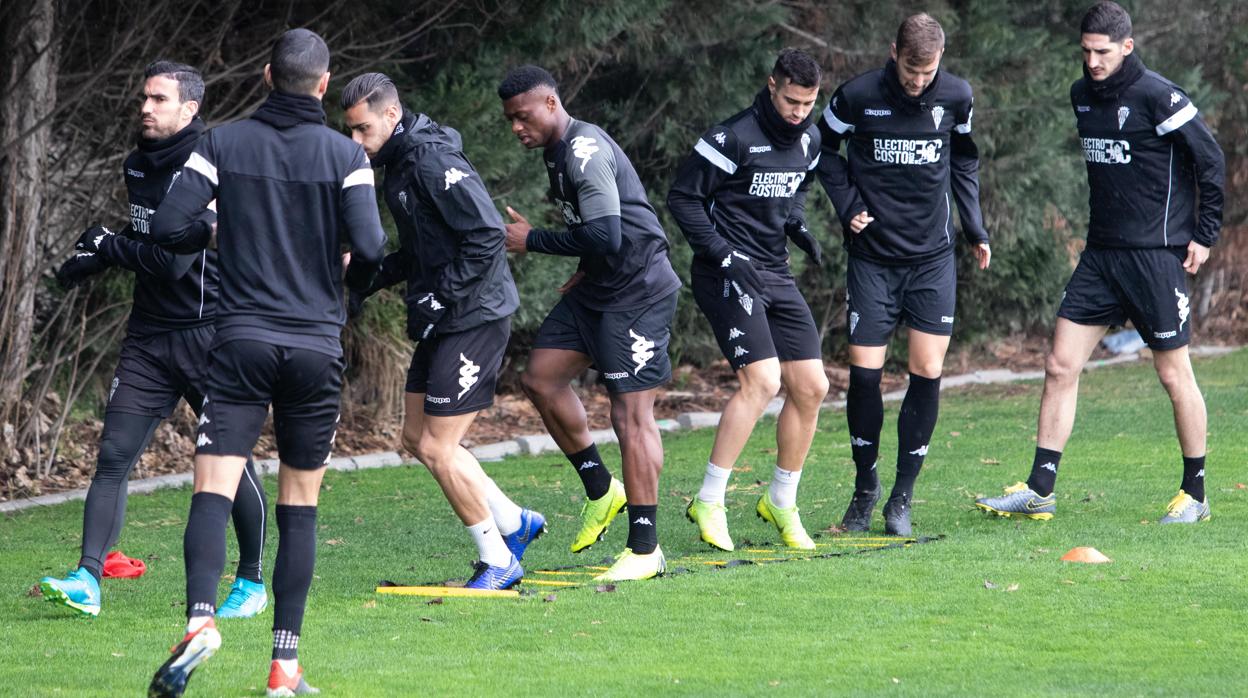 La plantilla del Córdoba CF realiza ejercicios de calentamiento con varios fichajes de enero