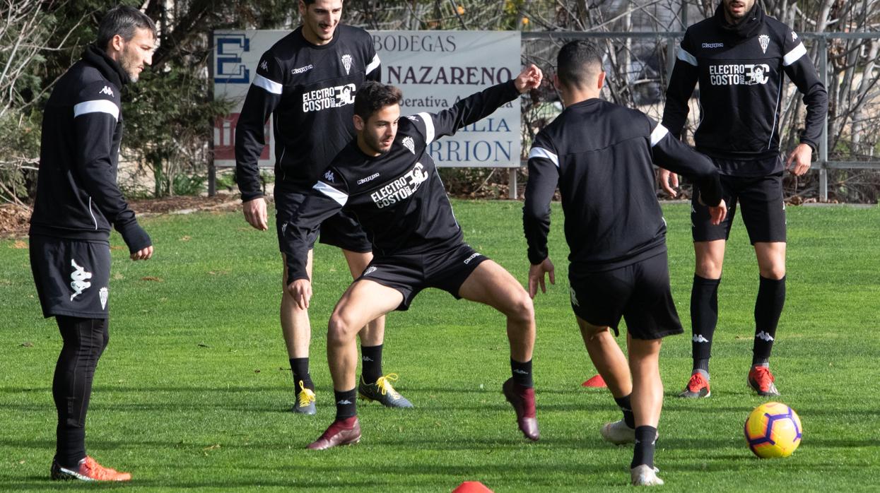 El delantero del Córdoba CF Andrés Martín en el centro de un rondo