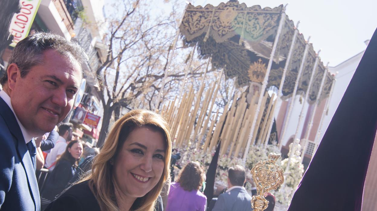 Susana Díaz y Juan Espadas ante el paso de la Virgen de los Dolores de la hermandad sevillana del Cerro del Águila