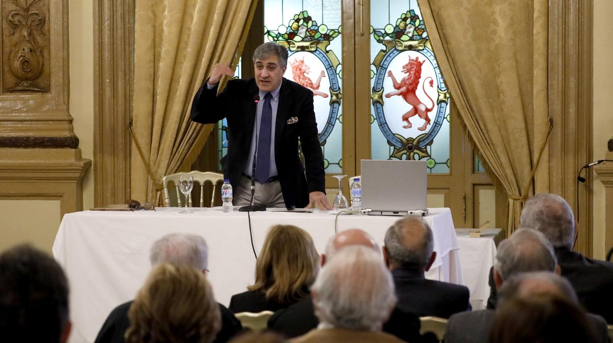 José Luis Corral, durante su conferencia en el Real Círculo de la Amistad de Córdoba