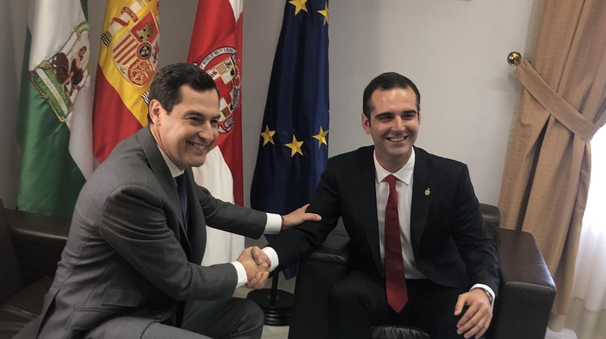 Juanma Moreno y Ramón Fernández-Pacheco durante su primer encuentro institucional en Almería.