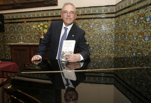 Patricio Hidalgo, con otro de sus libros sobre la Guerra Civil en Córdoba