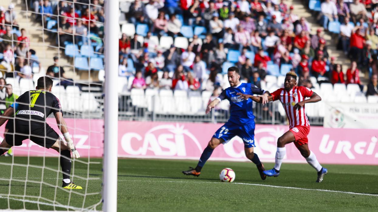 Yan Eteki y René frenan un ataque del lateral cordobesista en una pugna del UD Almería-Córdoba CF