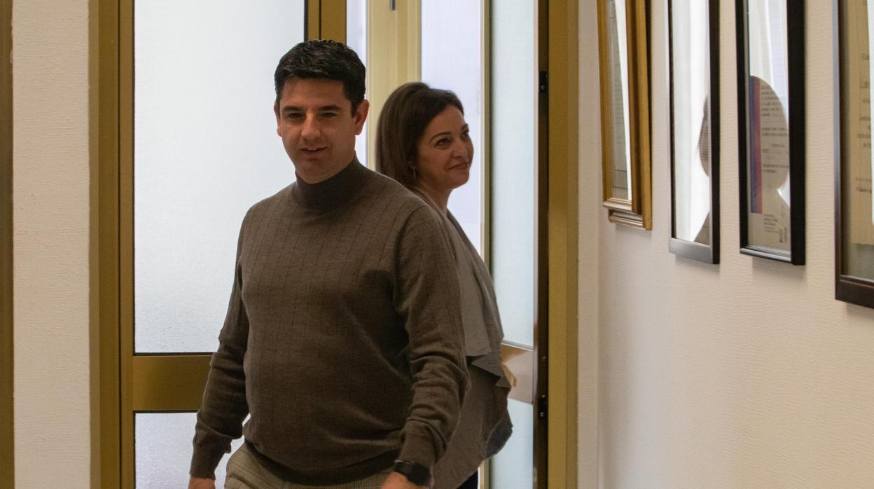 Pedro García junto a Isabel Ambrosio en un receso de un Pleno municipal