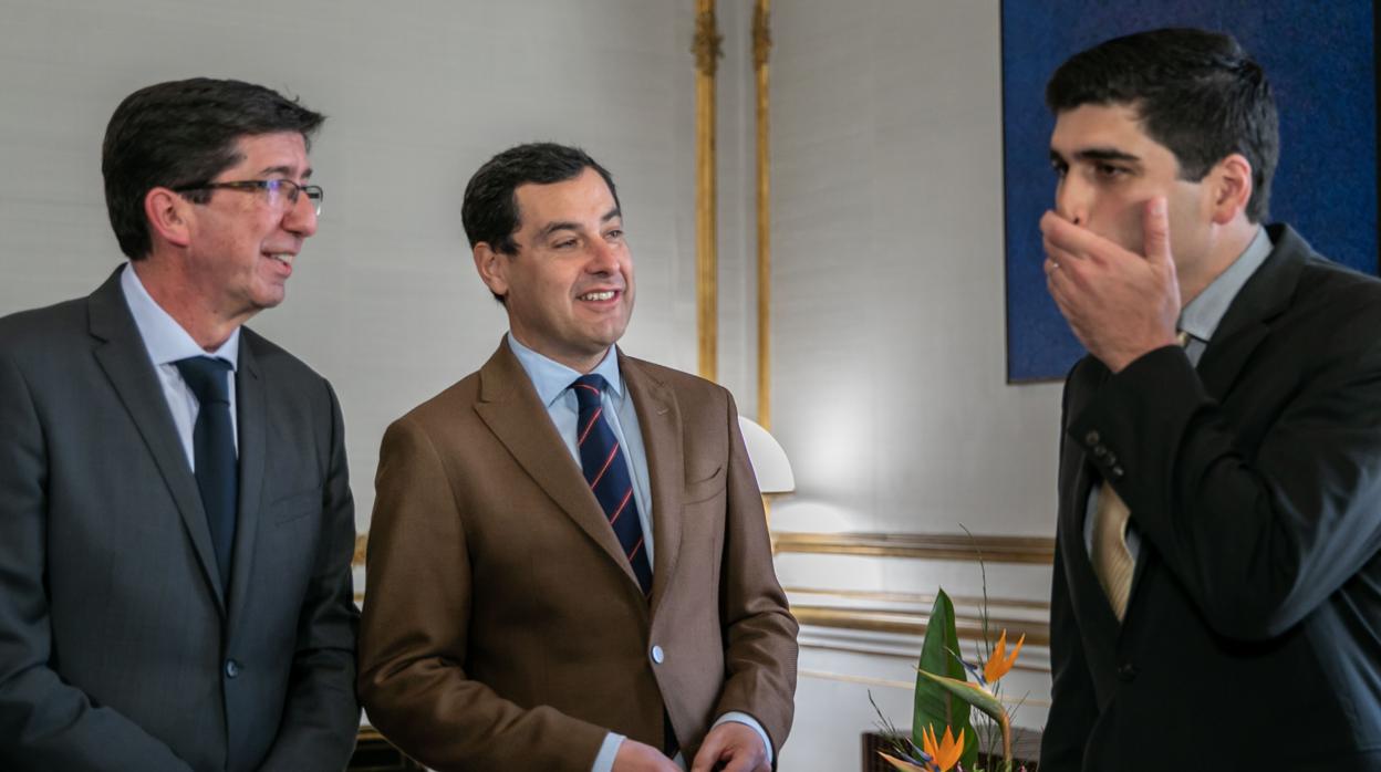 El presidente de la Junta Juanma Moreno (c), y Juan Marín reciben al vicepresidente de Ecuador