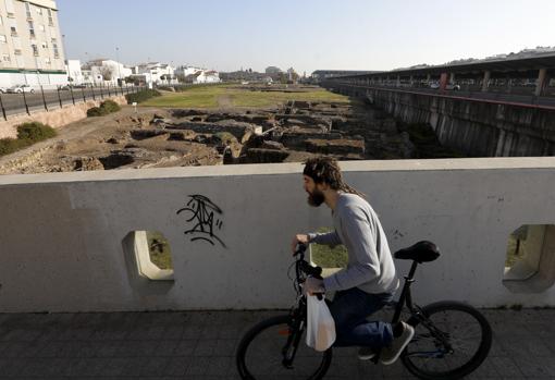 Un ciclista pasa junto al yacimiento, ahora cerrado